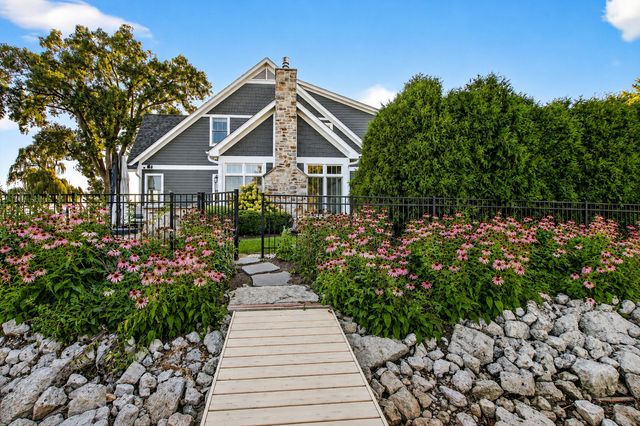 827 Edgewater Parkway, Wauconda, IL 60084