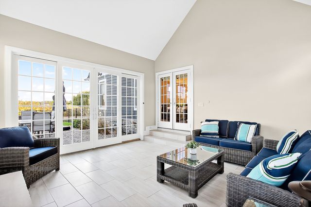 827 Edgewater Parkway, Wauconda, IL 60084