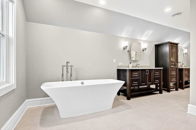 827 Edgewater Parkway, Wauconda, IL 60084