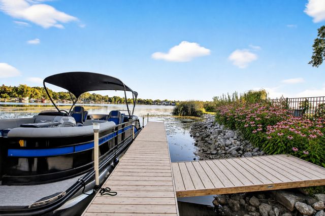 827 Edgewater Parkway, Wauconda, IL 60084