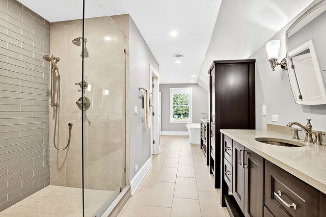 827 Edgewater Parkway, Wauconda, IL 60084