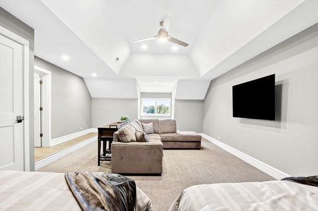 827 Edgewater Parkway, Wauconda, IL 60084