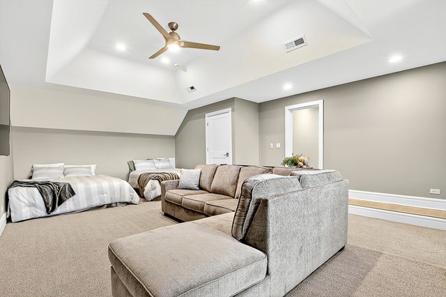 827 Edgewater Parkway, Wauconda, IL 60084