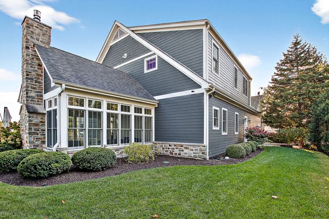 827 Edgewater Parkway, Wauconda, IL 60084