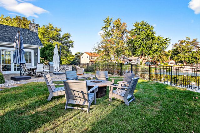 827 Edgewater Parkway, Wauconda, IL 60084