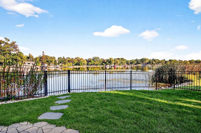 827 Edgewater Parkway, Wauconda, IL 60084