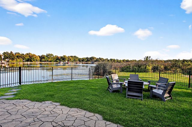 827 Edgewater Parkway, Wauconda, IL 60084