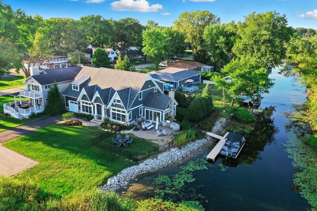 827 Edgewater Parkway, Wauconda, IL 60084