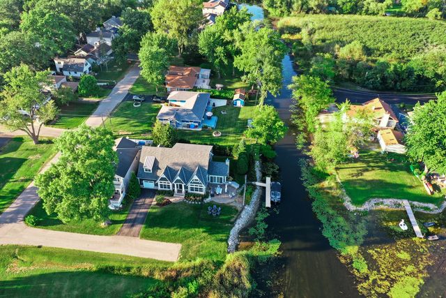 827 Edgewater Parkway, Wauconda, IL 60084