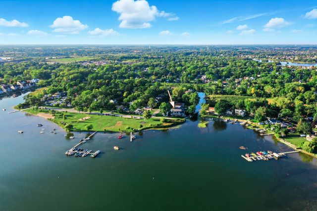 827 Edgewater Parkway, Wauconda, IL 60084