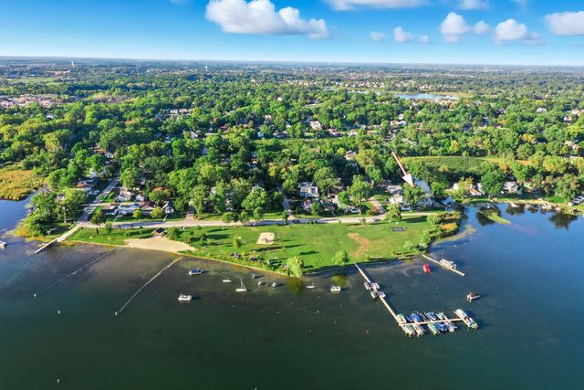 827 Edgewater Parkway, Wauconda, IL 60084