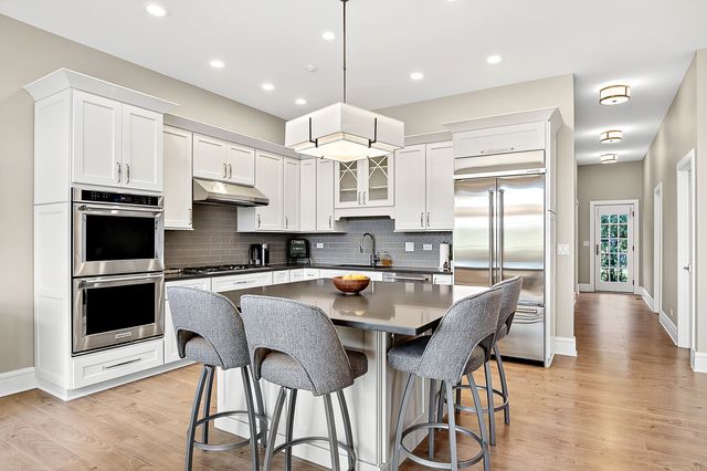 827 Edgewater Parkway, Wauconda, IL 60084