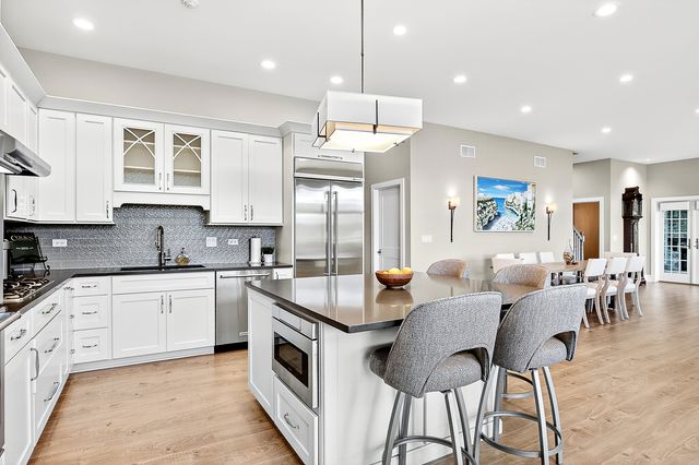 827 Edgewater Parkway, Wauconda, IL 60084
