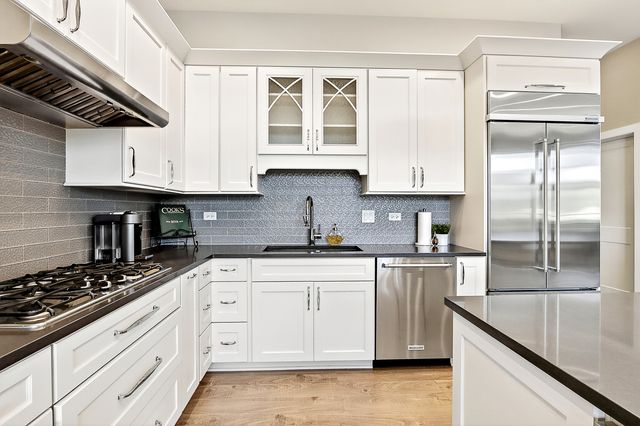 827 Edgewater Parkway, Wauconda, IL 60084