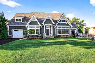 827 Edgewater Parkway, Wauconda, IL 60084