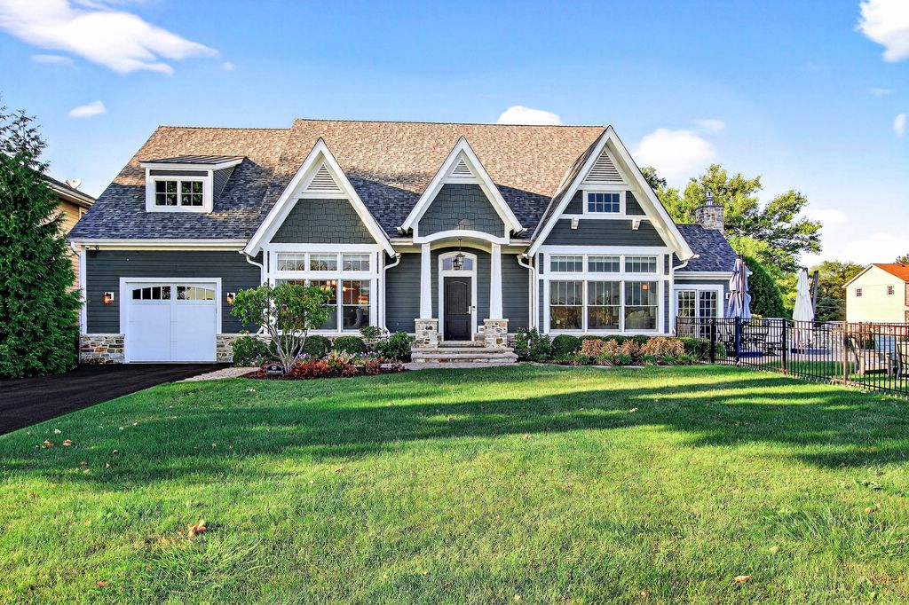827 Edgewater Parkway, Wauconda, IL 60084