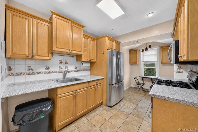 7630 Park Lane S, Woodhaven, NY 11421