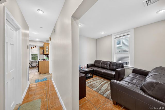 7630 Park Lane S, Woodhaven, NY 11421