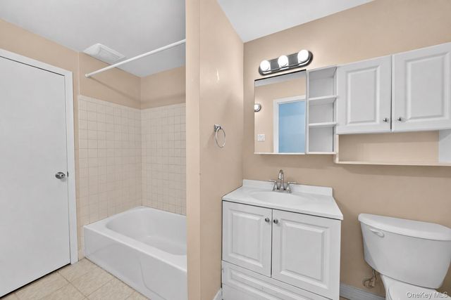 7630 Park Lane S, Woodhaven, NY 11421