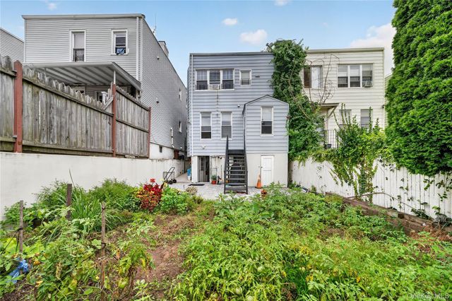 7630 Park Lane S, Woodhaven, NY 11421