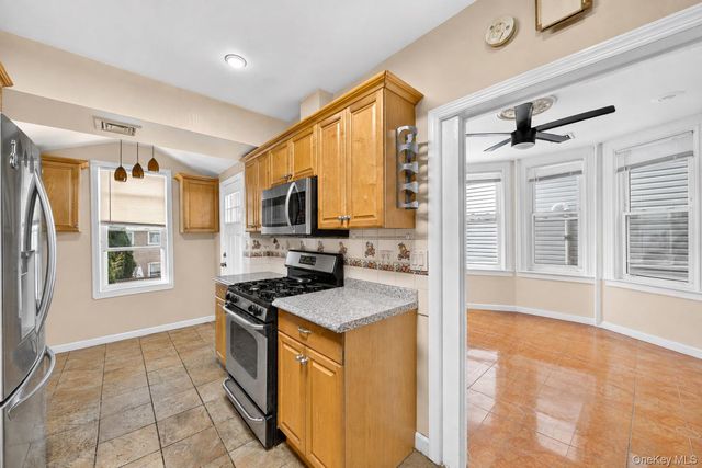 7630 Park Lane S, Woodhaven, NY 11421