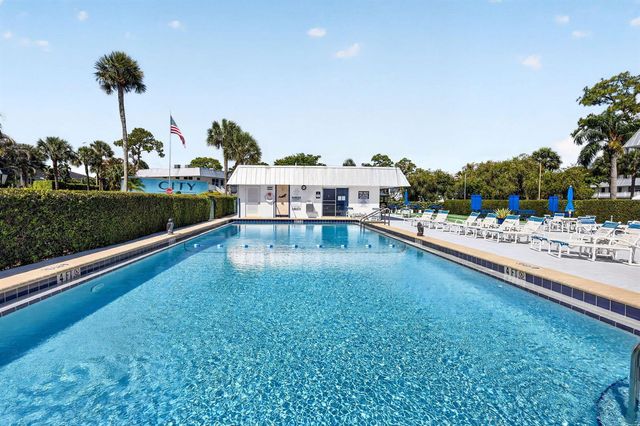 2929 SE Ocean Boulevard M4, Stuart, FL 34996