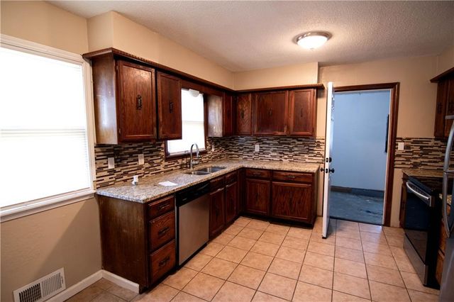 13112 Winchester Avenue, Grandview, MO 64030