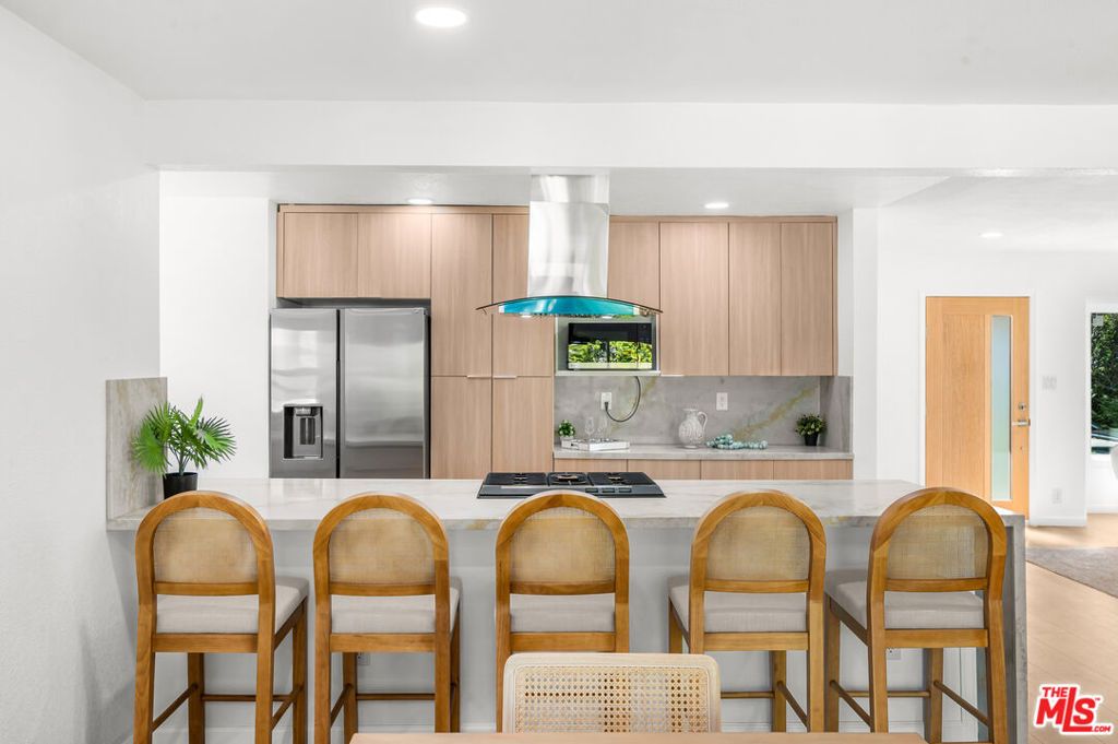 Image 10 of property listing at 5124 Hillcrest Drive, Los Angeles, CA 90043