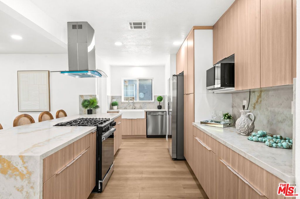 Image 11 of property listing at 5124 Hillcrest Drive, Los Angeles, CA 90043