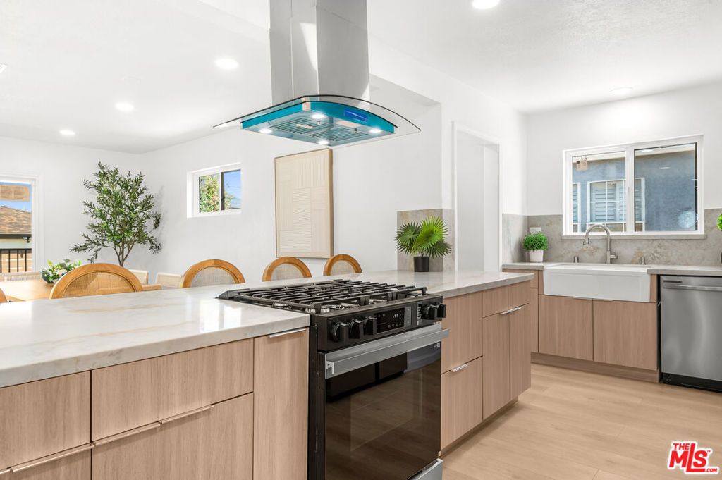 Image 12 of property listing at 5124 Hillcrest Drive, Los Angeles, CA 90043