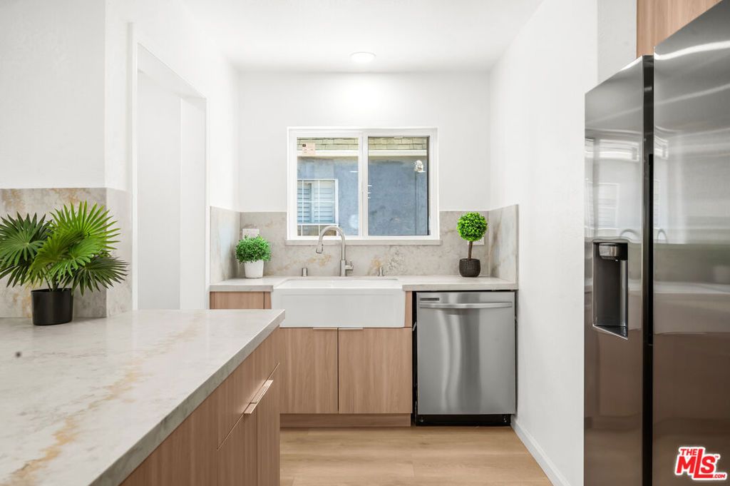 Image 13 of property listing at 5124 Hillcrest Drive, Los Angeles, CA 90043