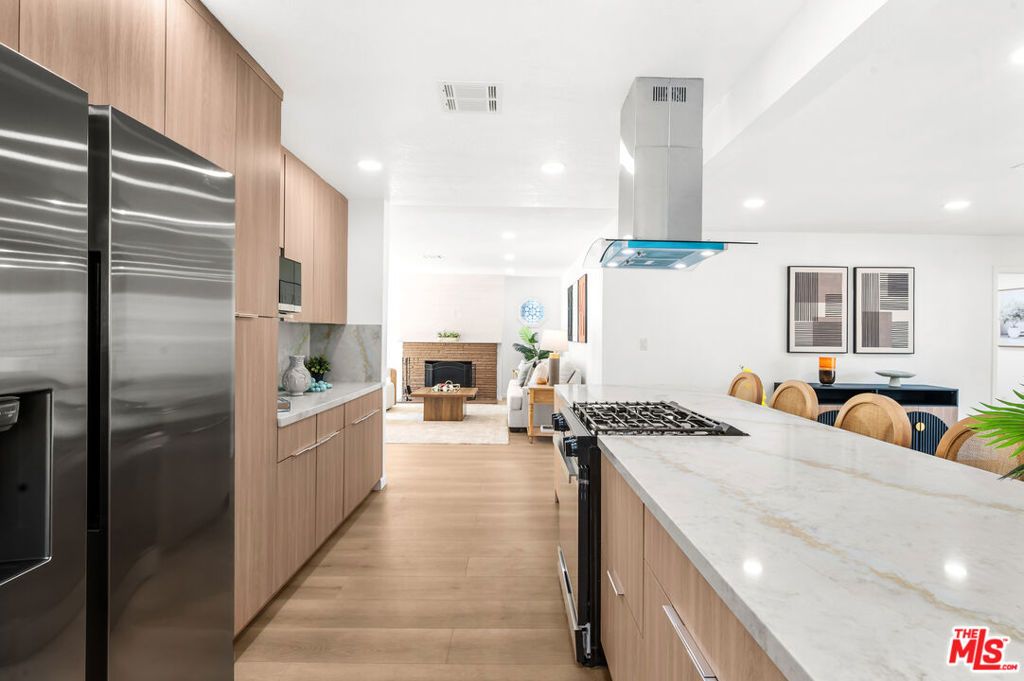 Image 15 of property listing at 5124 Hillcrest Drive, Los Angeles, CA 90043