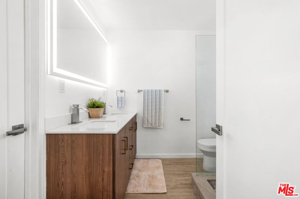 Image 21 of property listing at 5124 Hillcrest Drive, Los Angeles, CA 90043