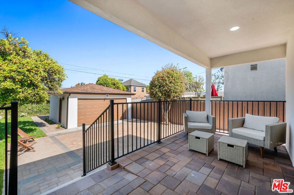 Image 32 of property listing at 5124 Hillcrest Drive, Los Angeles, CA 90043
