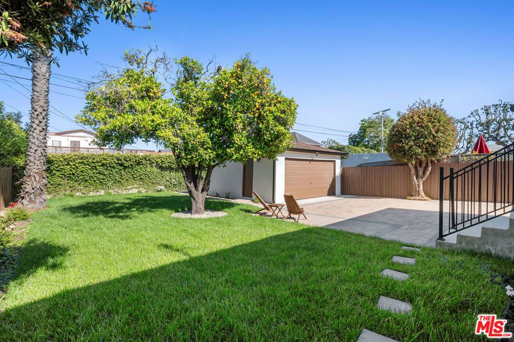 Image 34 of property listing at 5124 Hillcrest Drive, Los Angeles, CA 90043