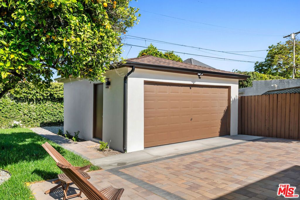 Image 36 of property listing at 5124 Hillcrest Drive, Los Angeles, CA 90043