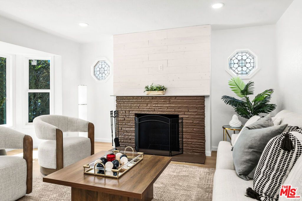Image 4 of property listing at 5124 Hillcrest Drive, Los Angeles, CA 90043