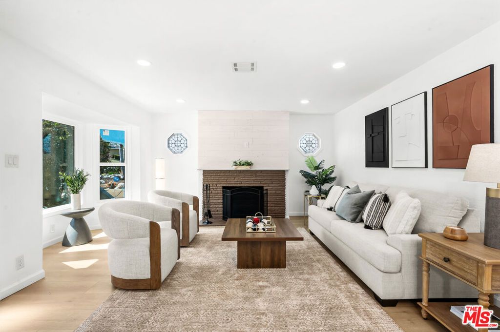 Image 6 of property listing at 5124 Hillcrest Drive, Los Angeles, CA 90043