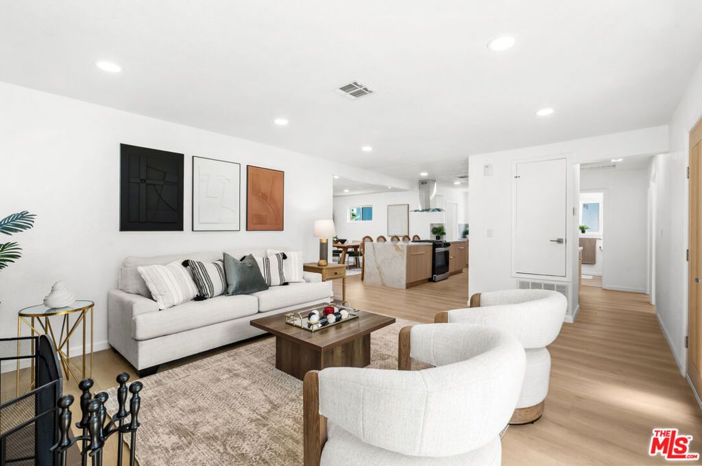Image 7 of property listing at 5124 Hillcrest Drive, Los Angeles, CA 90043