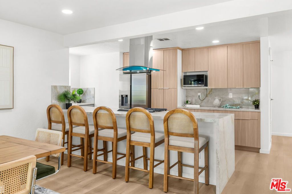 Image 8 of property listing at 5124 Hillcrest Drive, Los Angeles, CA 90043