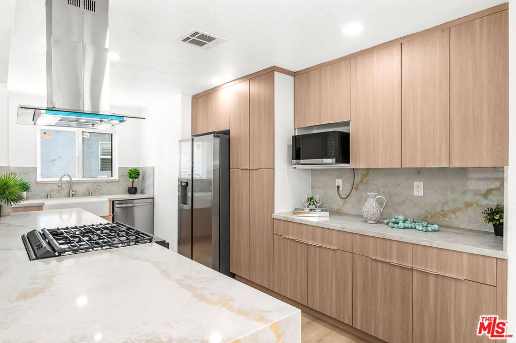 Image 9 of property listing at 5124 Hillcrest Drive, Los Angeles, CA 90043