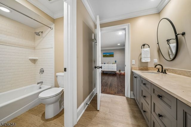 20 Country Club Dr, Chatham Twp., NJ 07928