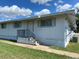 1301 Greenlawn Pkwy Apt B, Blanco, TX 78606