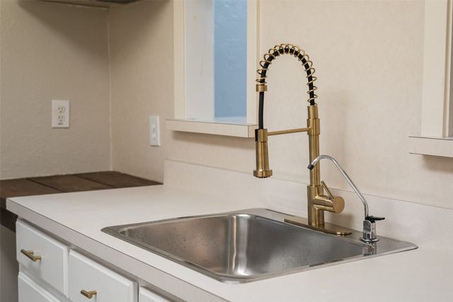 600 N Cockrell Hill Road, Desoto, TX 75115