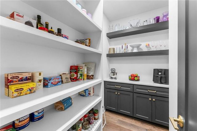 7942 Reinhardt Lane, Prairie Village, KS 66208
