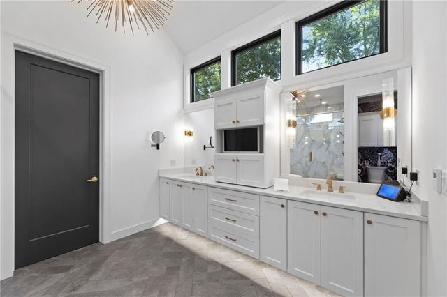 7942 Reinhardt Lane, Prairie Village, KS 66208