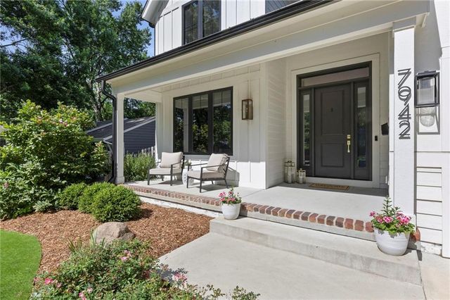 7942 Reinhardt Lane, Prairie Village, KS 66208