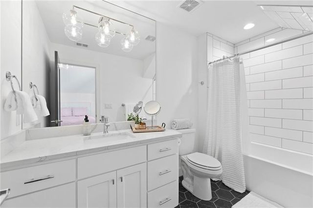 7942 Reinhardt Lane, Prairie Village, KS 66208