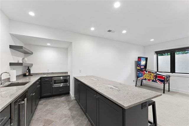 7942 Reinhardt Lane, Prairie Village, KS 66208