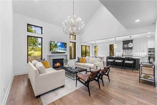 7942 Reinhardt Lane, Prairie Village, KS 66208